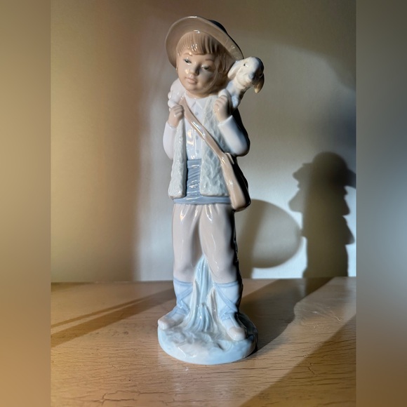 LLADRO NAO Porcelain Figurine with lamb boy - Picture 1 of 2